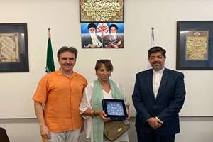 کارگردان و رئیس جشنواره بین المللی فیلم آقون 