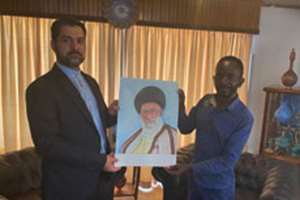 اهدای تمثال مقام معظم رهبری به رایزنی فرهنگی کشورمان در زیمبابوه 