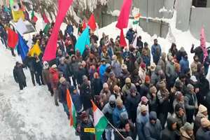 راهپیماییِ مردم کشمیر در جشن پیروزی انقلاب ایران