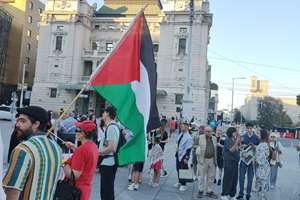 «هولوکاست در غزه را متوقف کنید»؛ حمایت از فلسطین و ایران در صربستان