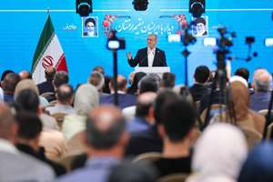 جمعی از ایرانیان و معلمان زبان فارسی در ارمنستان با رئیس‌جمهوری کشورمان دیدار کردند