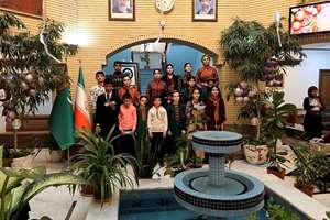 یلدا در عشق آباد؛ فارسی‌آموزان با حافظ‌ خوانی، فرهنگ ایرانی را به نمایش گذاشتند