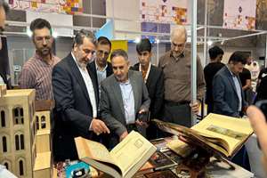  معلمان مدارس ایرانی از غرفه ایران در نمایشگاه کتاب دوحه دیدن کردند