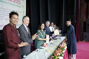 ورودیهای جدید و فارغالتحصیلان سال قبل زبان و ادبیات فارسی در دانشگاه داکا جشن گرفتند