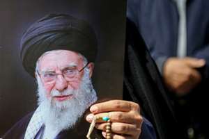 مشت‌های برافراشته در آسمان دیپلماسی؛ سروده‌ی حقوقدان چینی در رثای رهبر شهید