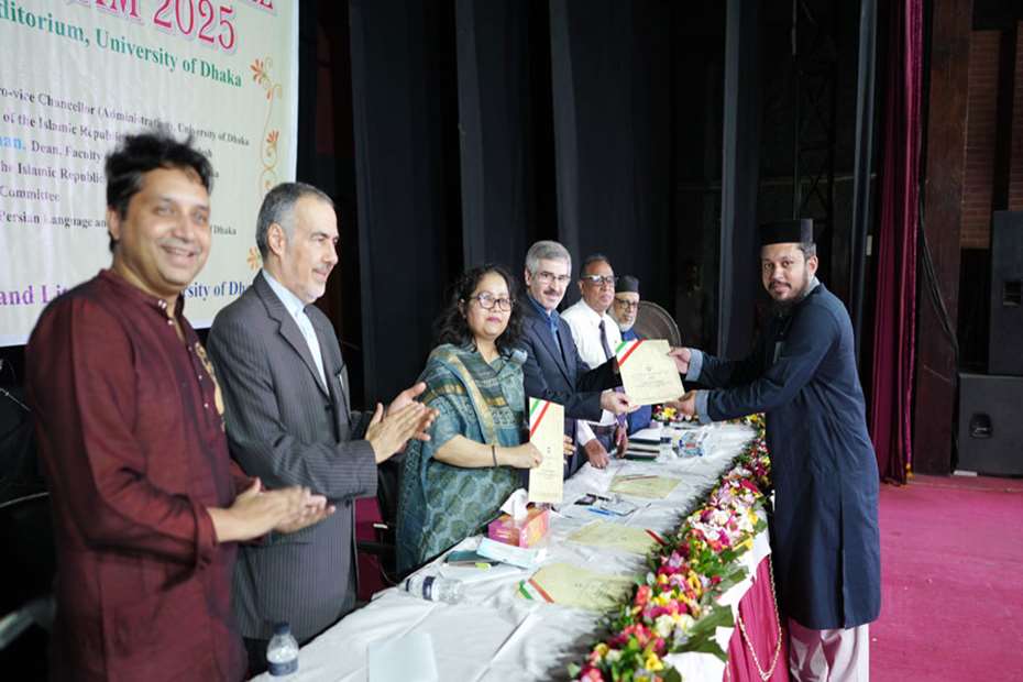 ورودی‌های جدید و فارغ‌التحصیلان سال قبل زبان و ادبیات فارسی در دانشگاه داکا جشن گرفتند