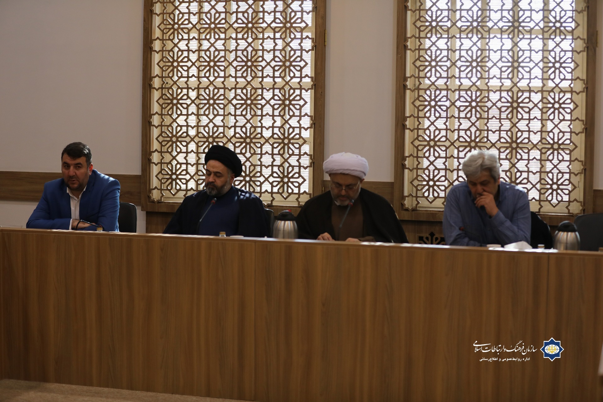 ></p>
<!-- /wp:paragraph -->

<!-- wp:paragraph -->
<p>عضو هیأت علمی پژوهشکده فرهنگ و هنر اسلامی در ادامه بیان کرد: از منابع مکتوب، سایت بانک داده، جشنواره و مسابقات، مجلات، پایان نامه‌ها، کتاب‌ها، هوش مصنوعی و جشنواره‌ها استفاده کردیم. در کنار اینها، در گفت وگو با اشخاص حقیقی از جمله سفرا و رایزنان فرهنگی، اساتید و صاحب نظران، محققین و پژوهشگران، هنرمندان بین المللی و فعالان بین المللی، از ایشان کمک و مشورت گرفتیم. توجه ویژه‌ای هم به سازمان‌ها و نهادهای مرتبط صورت گرفت.</p>
<!-- /wp:paragraph -->

<!-- wp:paragraph -->
<p>صفارهرندی درباره شاخصه‌های ارزیابی مقدماتی آثار هنرمندان گفت: آثاری در کشورهای مختلف که آرمان‌ها و ارزش‌های اسلامی همچون یکتاپرستی، عدالت خواهی، ظلم ستیزی و … در آنها تجلی دارد، آثاری که در ارتقای معنویت و اخلاق اسلامی در جوامع اسلامی نقش دارد، آثاری که پیام وحدت اسلامی و انسجام امت اسلامی را تبلیغ می‌کنند، آثاری که جلوه‌ها و ارزش‌های سبک زندگی اسلامی را عرضه می کنند و آثاری که جلوه های زیباشناسی حقیقی و فطری بشر را منعکس می‌کنند، صورت بندی شدند و آثاری که دو تا سه محور از این ویژگی‌ها را داشت، انتخاب کردیم.</p>
<!-- /wp:paragraph -->

<!-- wp:paragraph -->
<p>کار علمی بی حاشیه است</p>
<!-- /wp:paragraph -->

<!-- wp:paragraph -->
<p>همچنین، حجت‌الاسلام حسن رضایی از پژوهشگران جامعةالمصطفی در این نشست با نگاهی مراکز آموزشی برتر حوزه مطالعات تمدنی در جهان اسلام اظهار کرد: از دستاوردهای ارزشمند انقلاب اسلامی توجه گسترده به پژوهش و آموزش در این حوزه است. این جشنواره می‌تواند حلقه وصل و عامل هم افزایی مباحث تمدنی در سطح بین‌الملل باشد.</p>
<!-- /wp:paragraph -->

<!-- wp:paragraph -->
<p>وی با بیان اینکه، کار علمی بی حاشیه است، افزود: در تعریف سنتی از مسائل تمدنی و عوامل تمدنی در جهان اسلام، نظریه ابن خلدون مطرح بوده است. علل و عوامل تمدن از نظر ابن خلدون عبارتند از عصبیت، دولت، نهادهای اجتماعی- اقتصادی، خیر عموم.</p>
<!-- /wp:paragraph -->

<!-- wp:image -->
<figure class=